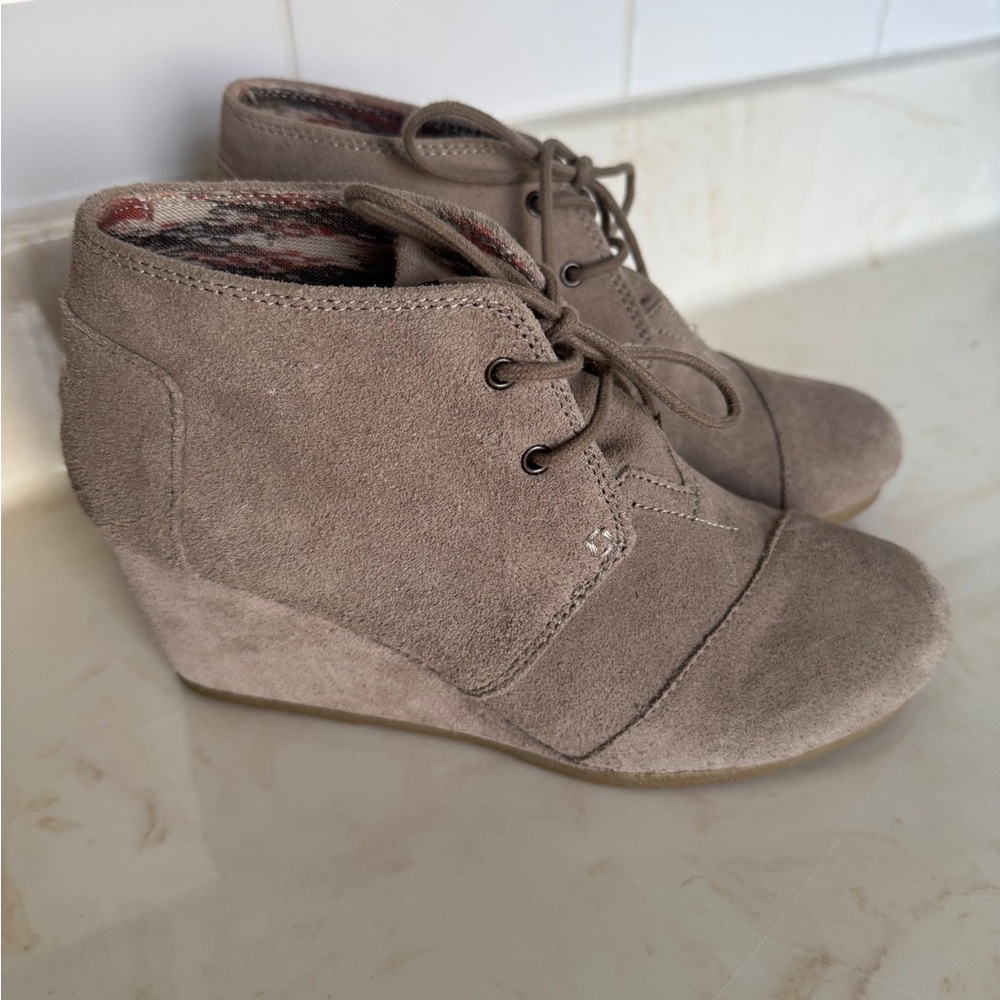 Tom’s Women’s Suede Desert Wedge Ankle Booties Size 8